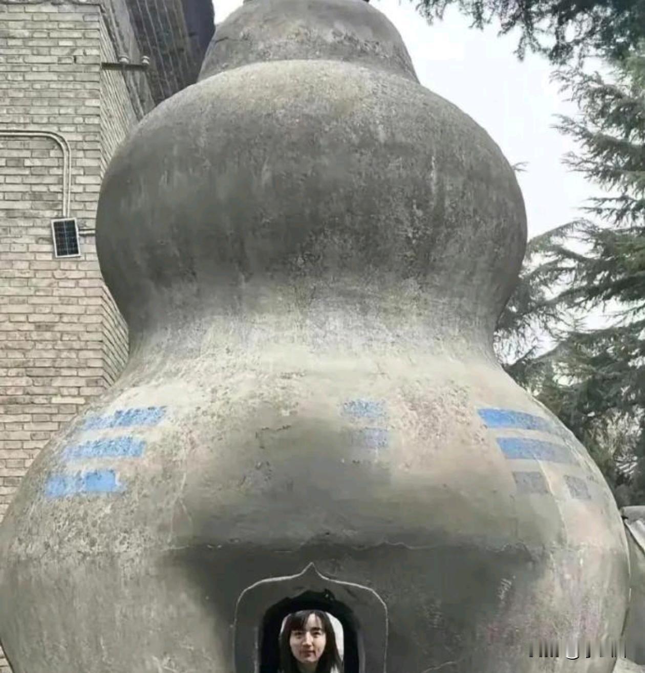 小伙子帮女朋友拍照片是会找角度的，但是总感觉哪里怪怪的