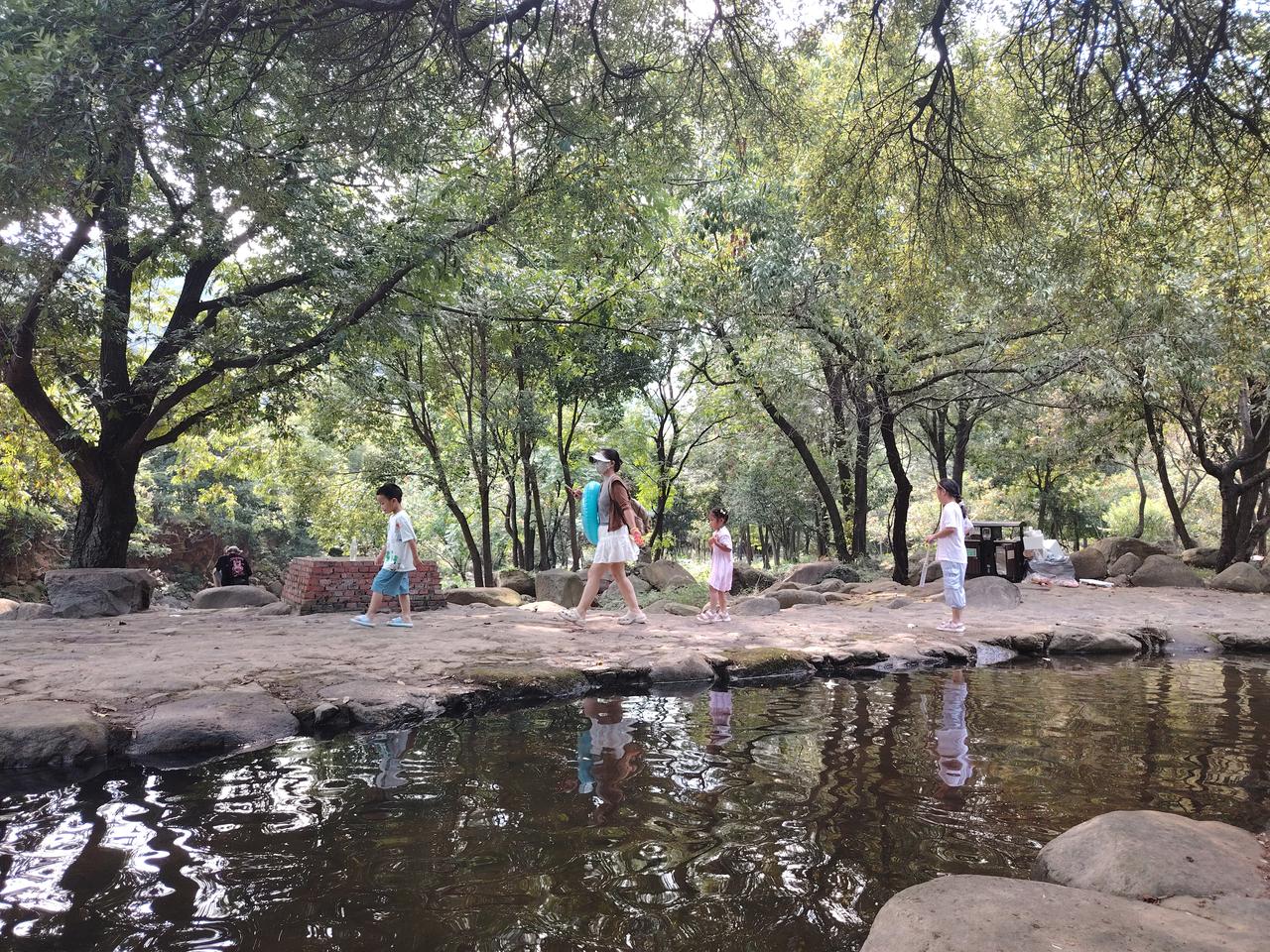 家长们带着孩子在武汉姚家山风景区戏水游玩！