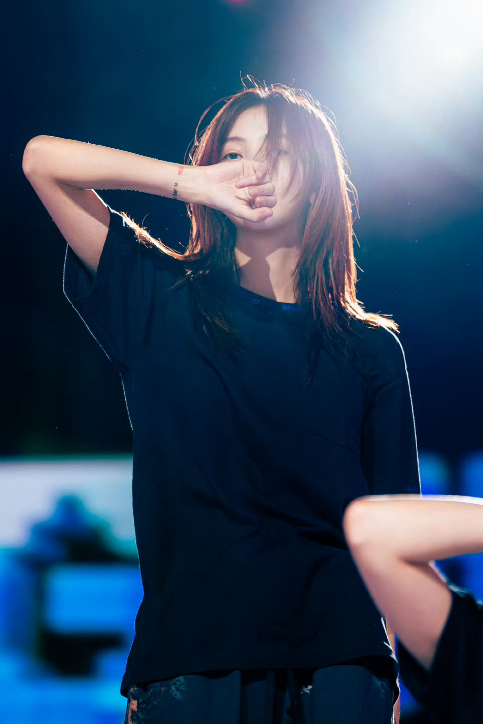 袁一琦北京演唱会彩排图 袁一琦北京演唱会彩排图认真彩排，灯光下尽情绽放期待演唱会