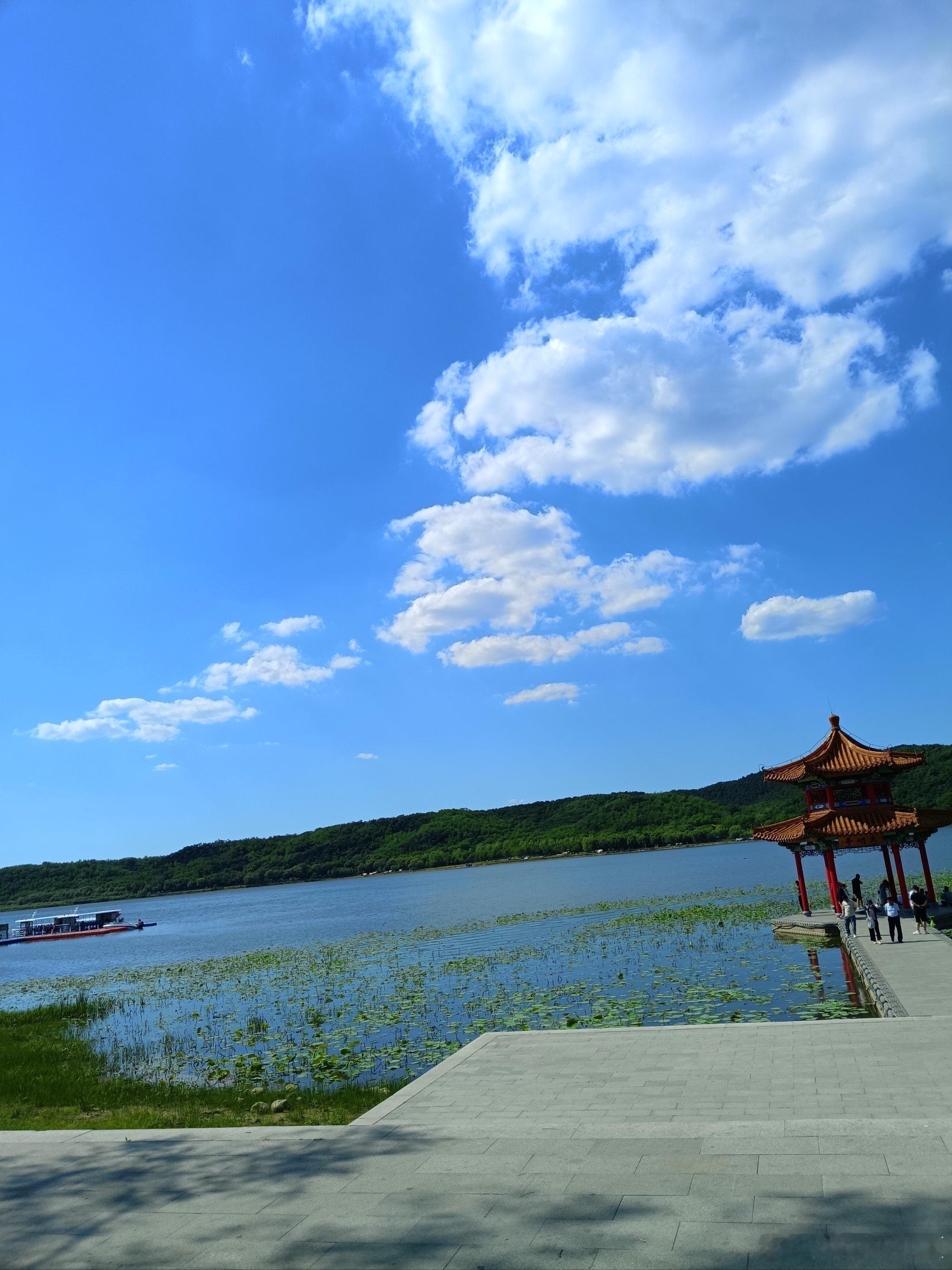 微博旅行ing户外游充电站藏在首钢园高炉之间的秀池，本是工业循环水池，如今变成静