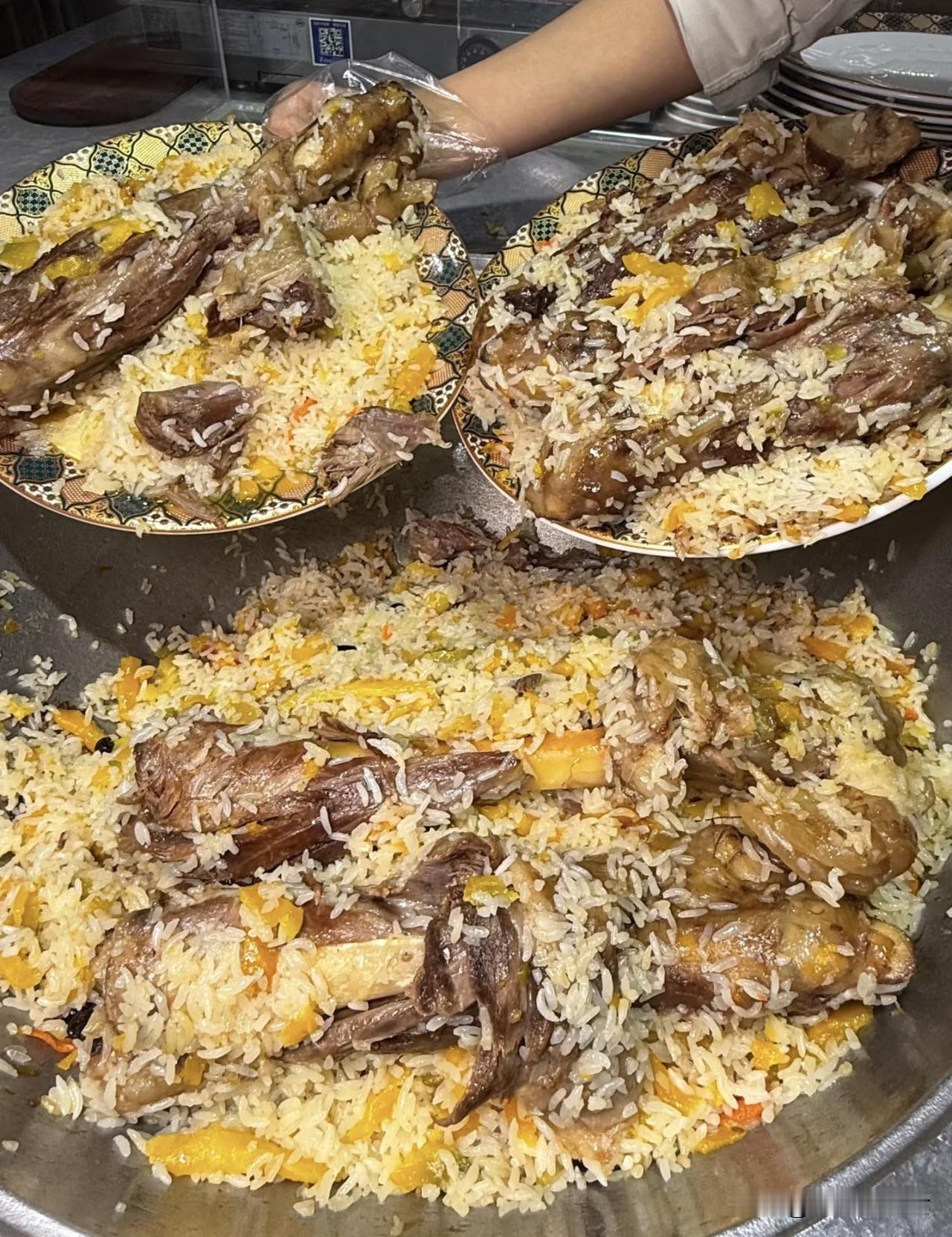 乌鲁木齐拌面抓饭创业真相！
能坚持三年，已经算赢家

走访乌鲁木齐大小餐馆，和不