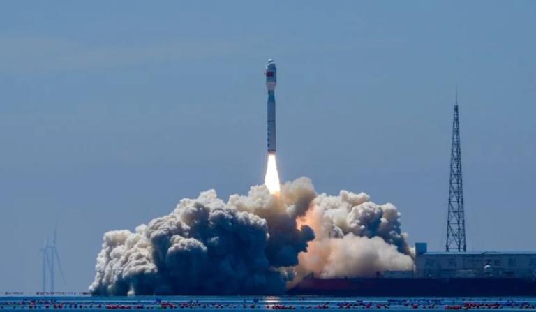 从海上飞。捷龙三号运载火箭在山东海阳附近海域，把两颗高光谱卫星精准送入轨道。这是
