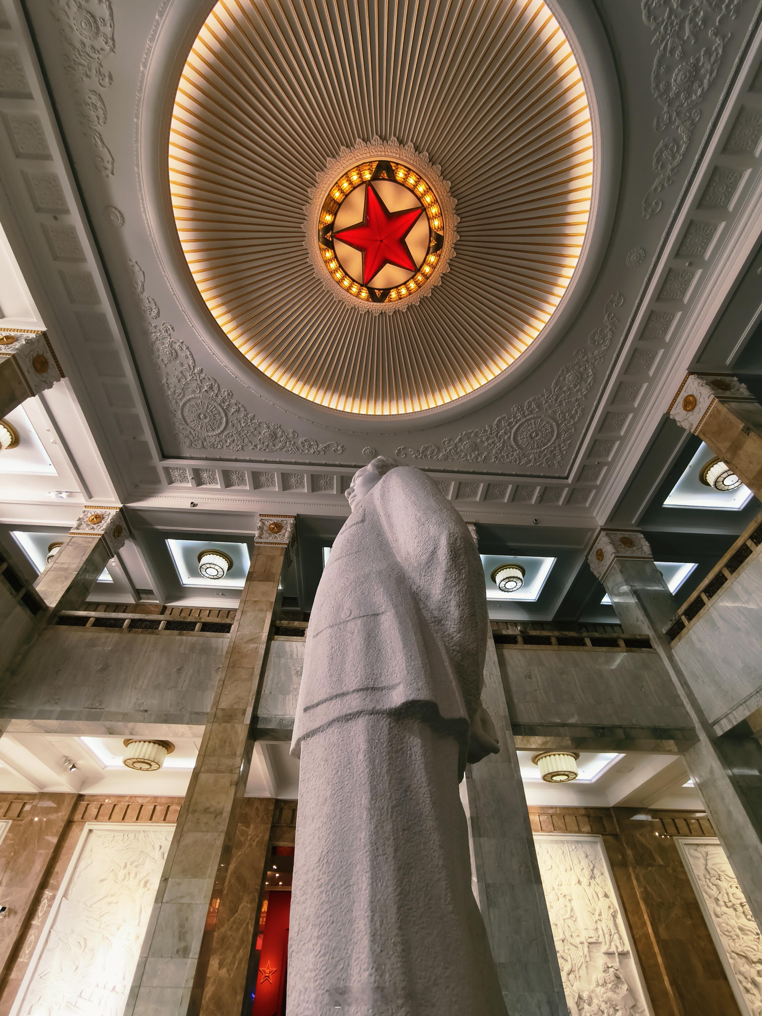 主席一生都在战斗的路上，最后一次战斗他是那样孤独，不被人理解，被后世误解，如今时