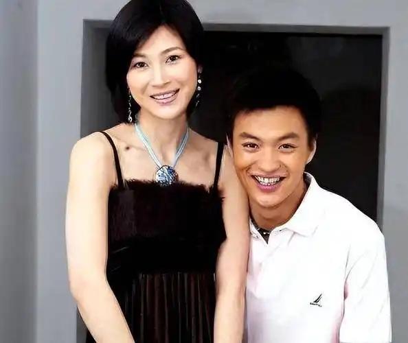 2011年，童蕾突然抛弃同居5年的周一围，转头嫁给了身家过亿的大老板，可没多久，