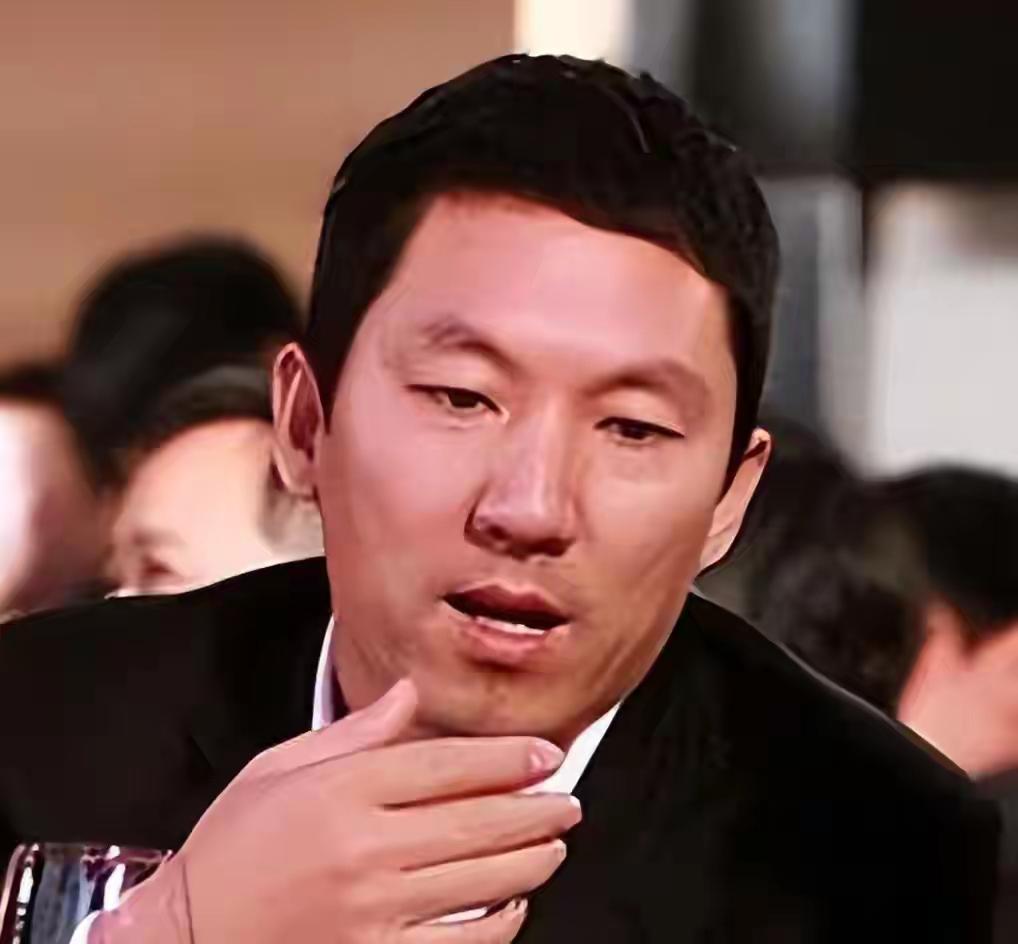 当年，李小冉都两次怀上鄢颇的孩子了，为何鄢颇仍是不娶她？这背后或许有着复杂的情感