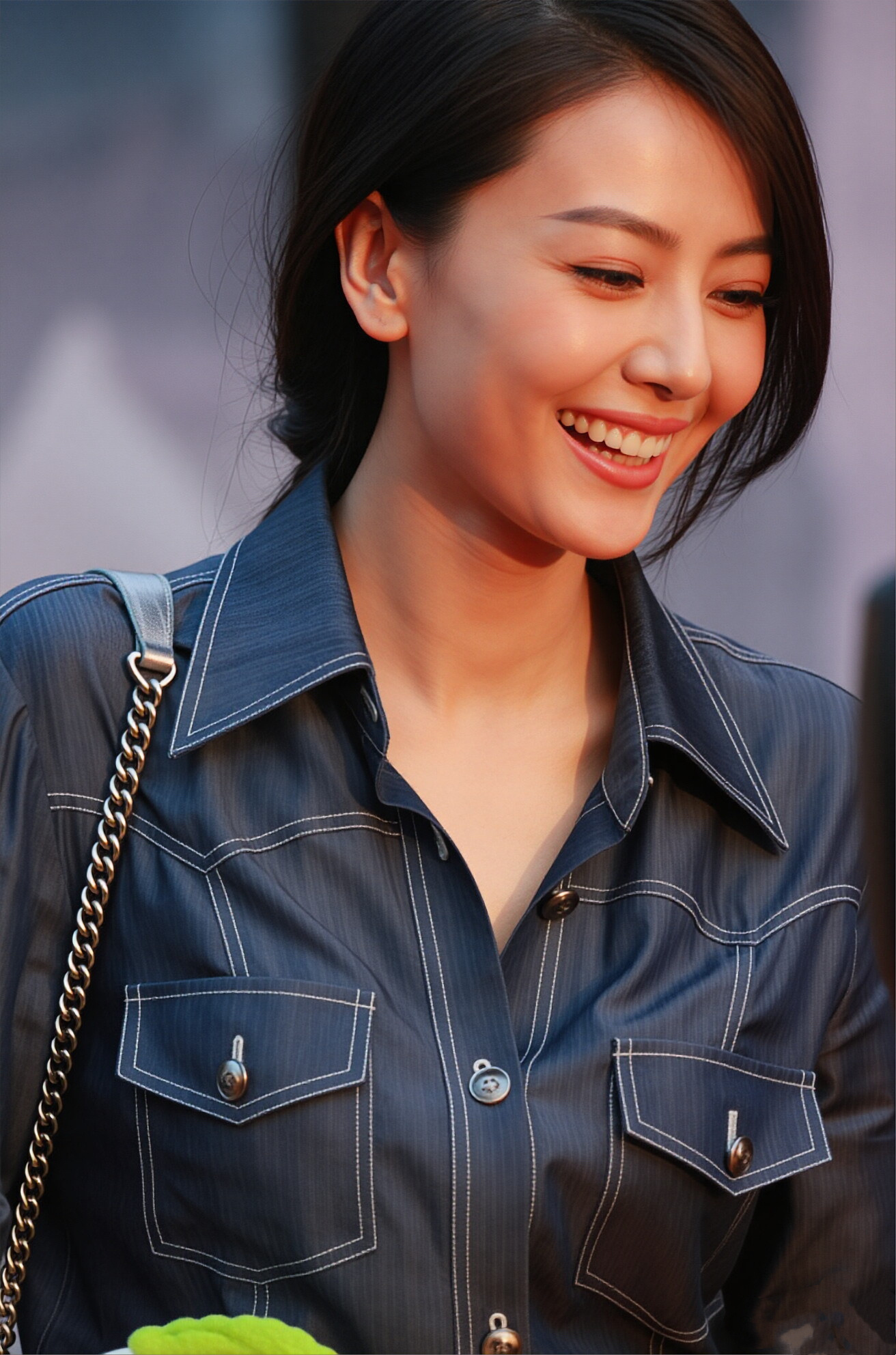 高圆圆 经典牛仔造型永不过时！深灰蓝衬得肤色透亮，侧编发垂在肩后，眉眼弯弯笑起来