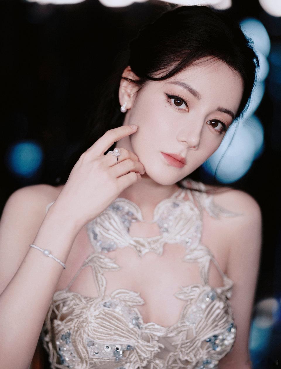 迪丽热巴蓝白镂空高定裙我女神好美[期待][期待][期待][期待] ​​​