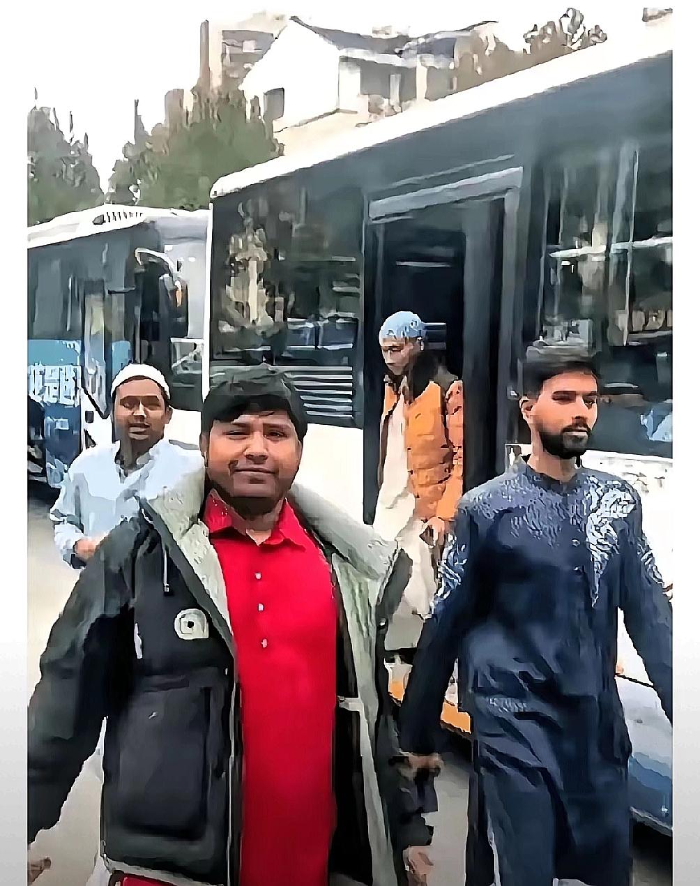 有网友说:国家如不管控，印度人在中国成主流了
 
​就在刚刚！又一批印度人来到东