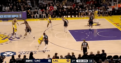 湖人今天第一球来自里夫斯。快船vs湖人