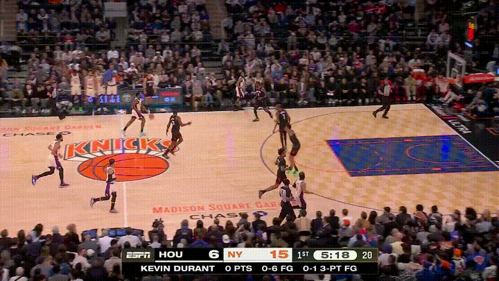 火箭中锋卡佩拉怒视尼克斯巨星唐斯！在今天火箭客场挑战尼克斯的比赛中，当时比赛进行