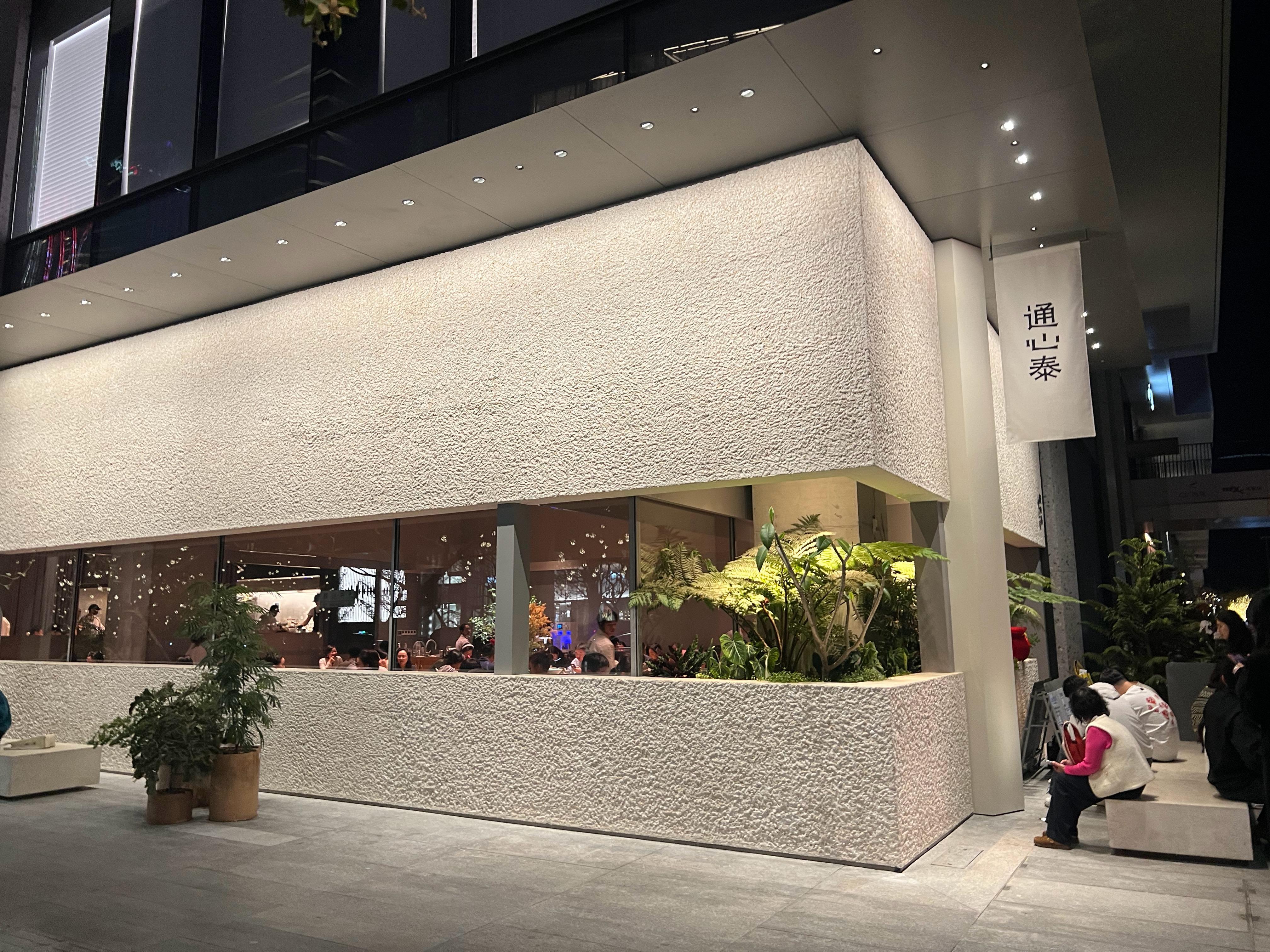 大大方方就是一种很好的气场，大大方方不需要美艳，更不需要完美，这个气场足以证明自