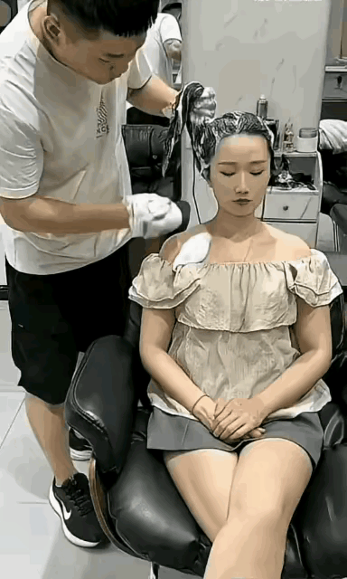 理发师玩火自焚，现场太尴尬了！