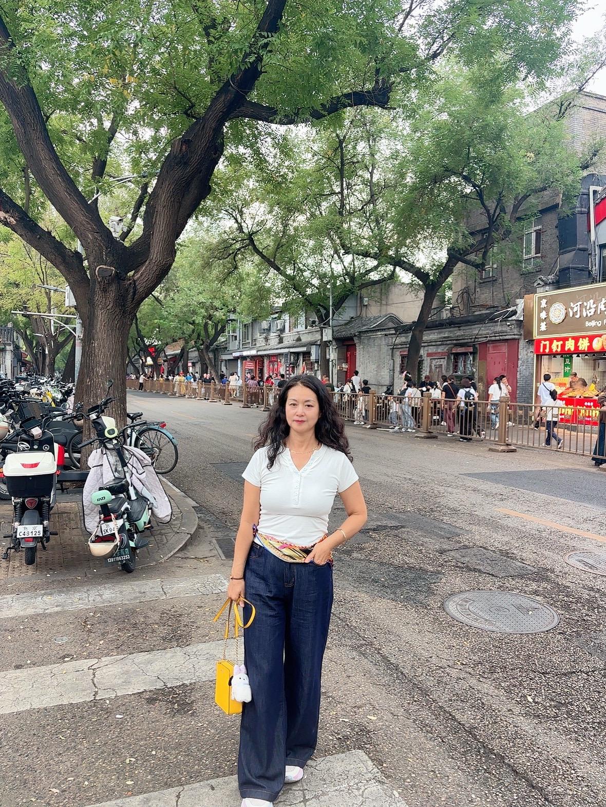 虽然走错了路，但是哪里都有风景，街头随拍穿搭 初秋街头穿搭 ，要的就是这种感觉，