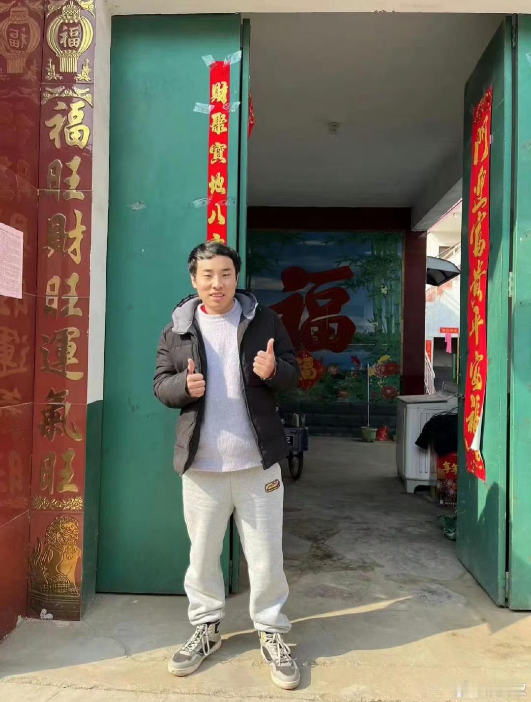徐志胜回应一家人共用一张脸一家人简直就是一摸一样[允悲][允悲][允悲]家族基因