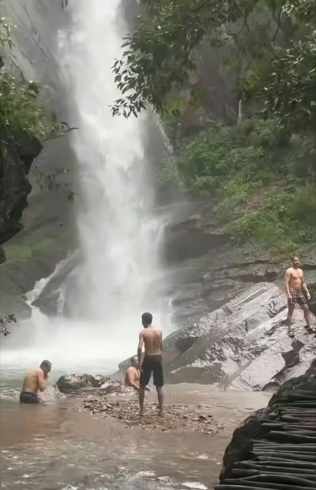 网友阻止印度游客在水源区洗澡 想象一下你喝的自来水变成恒河水那种水质