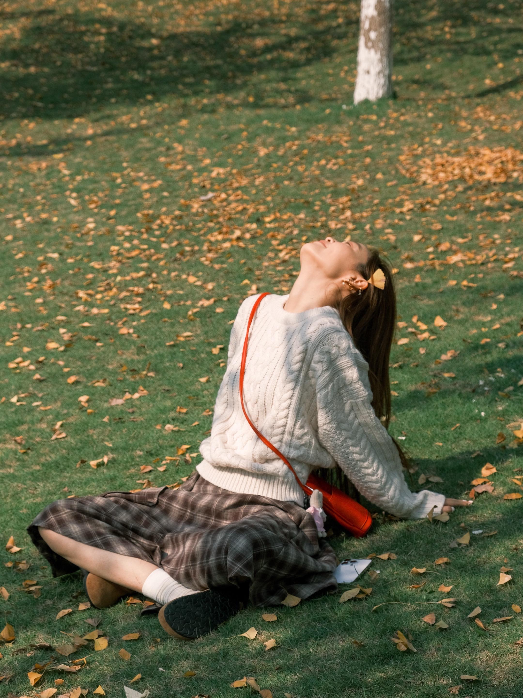 银杏叶的氛围拍照📷。在这个落叶像雪的季节