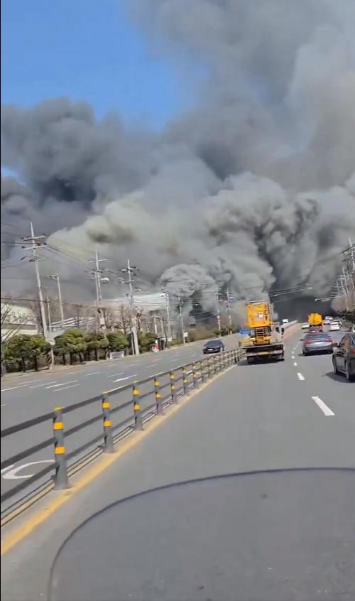 韩国大田（Daejeon）一家汽车零部件工厂发生火灾的消息，事故已造成至少50人
