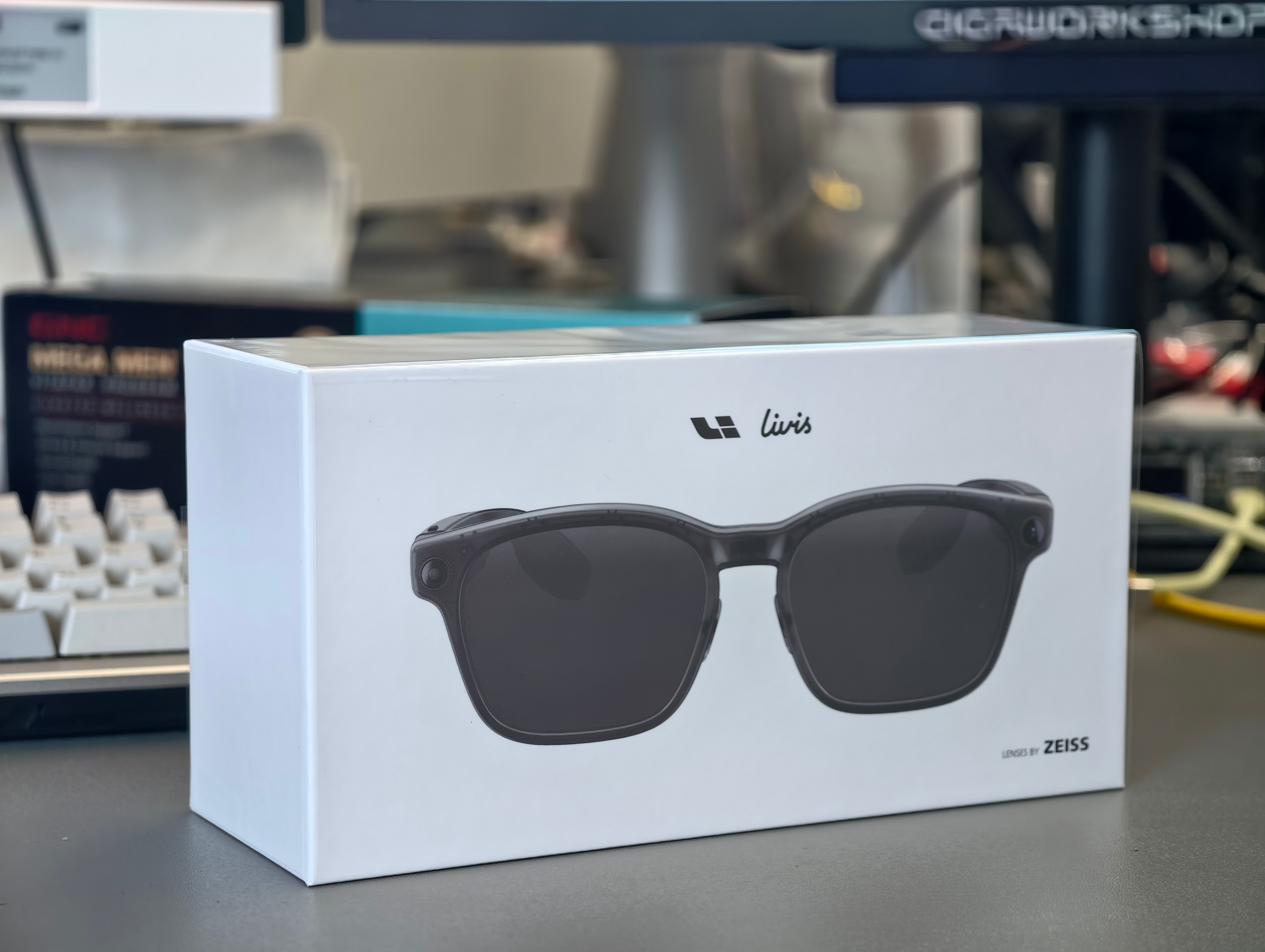 再搞个副，哑光黑墨镜款。绿的没抢到啊！