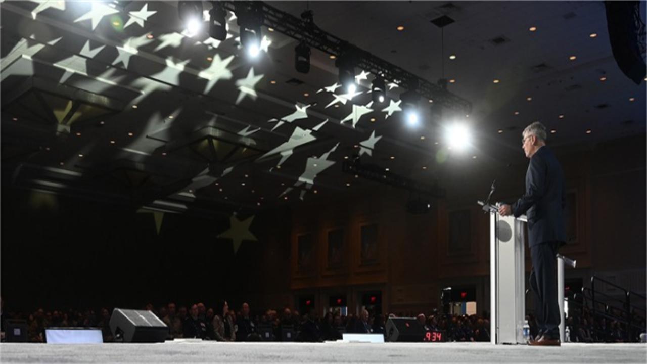 “一切为了与中国战斗！”美国打出组合拳，目标直指太空

去年，美国空军还在大张旗