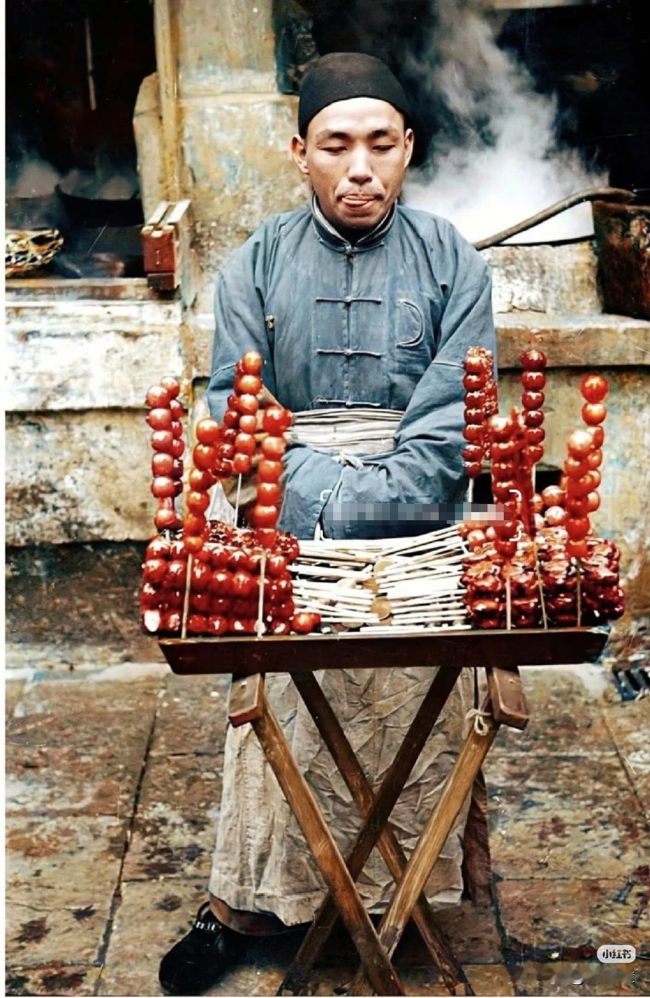 1937 - 1938年民国北京卖糖葫芦的小商贩老照片，展现了当时的社会风貌与百