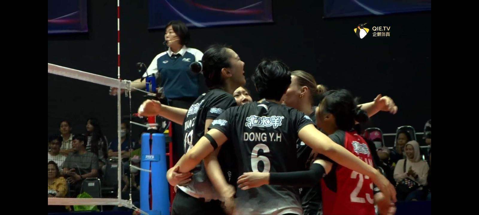 亚冠北京女排vs哈萨克斯坦泽塔苏，北京队25比23取胜第三局，2比1反超，这一局