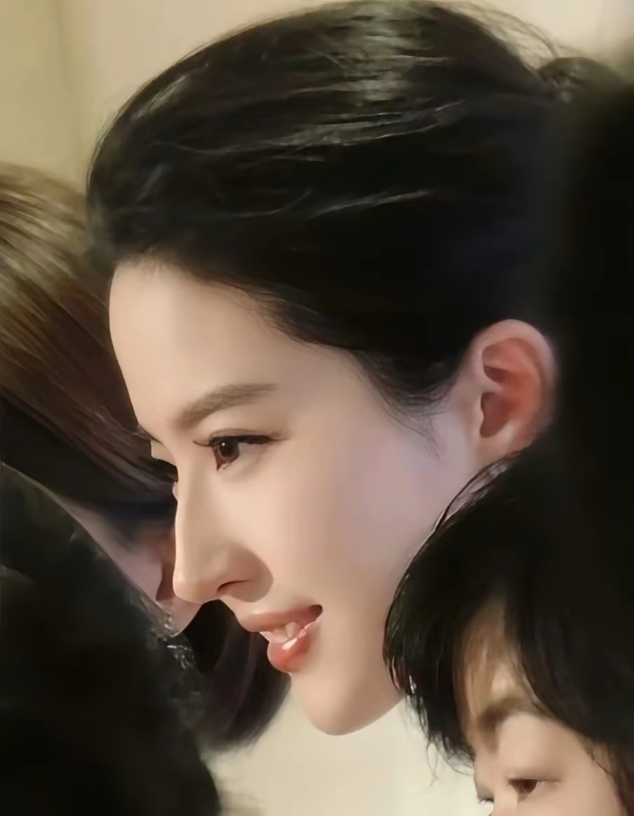 为啥现在没有这种长眼裂美女了❓她这是什么眼型，怎么小双也不压睫毛，这算是长眼裂吗