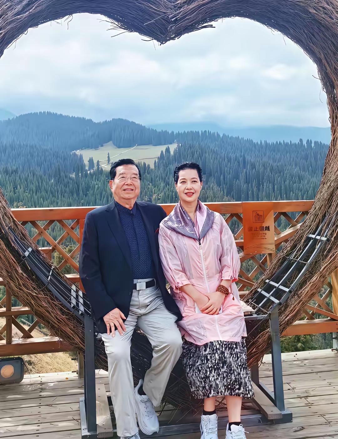 李双江和妻子梦鸽
当年可是老少配啊
现在看来好像年龄差不多了
女的不经老
看来李
