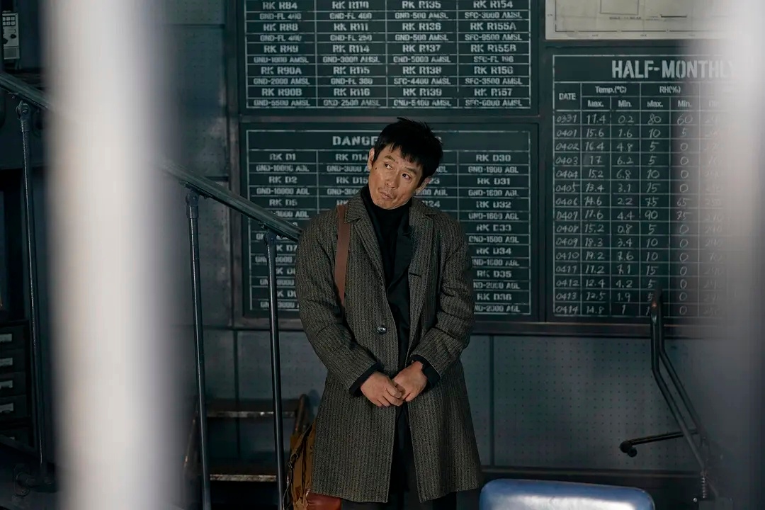 这个《凶降喜讯》真的太好笑了，讽刺拉满。薛景求太适合这种角色了，蔫坏老油条～ 