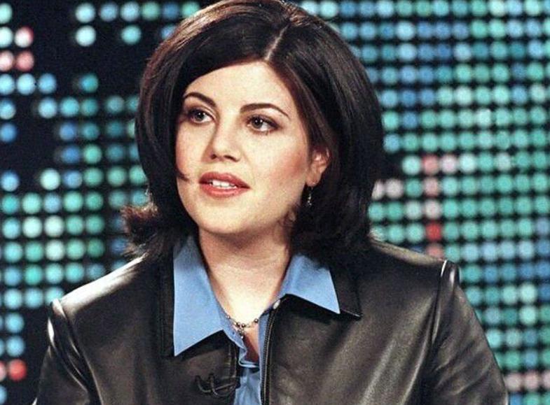 1995年，当莱温斯基第一次见克林顿时，眼神里充满着崇拜！几个月后，牛仔裤还是那