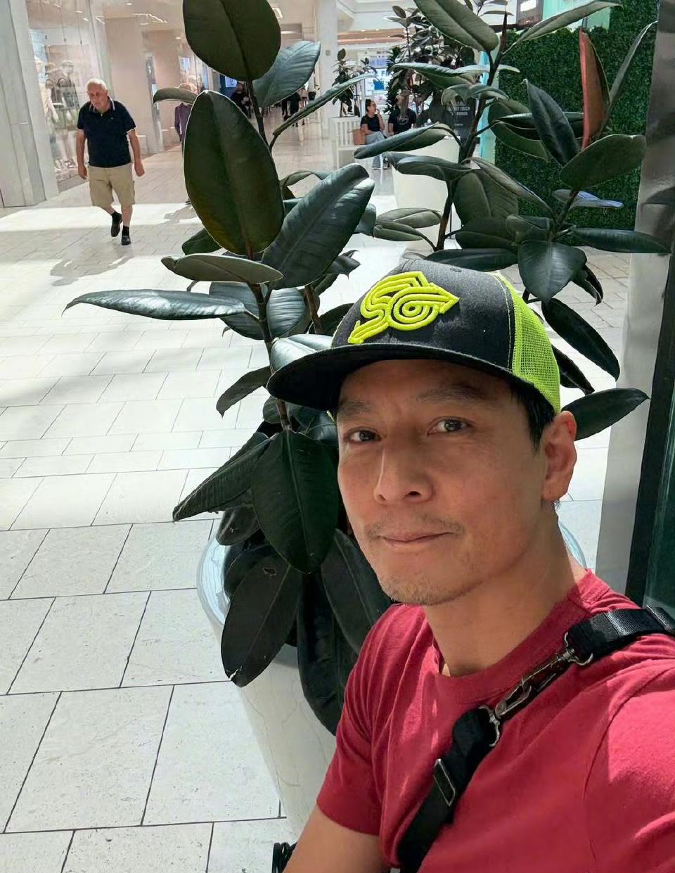 我以前总是好奇，那些老头子们为什么总在商场的长椅 上坐着。现在我就是他们。我的快