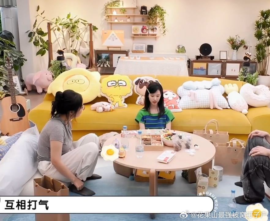 陈都灵和朋友互发歌曲打气陈都灵经常和朋友发毛不易的歌毛雪汪褪去艺人身份，陈都灵排