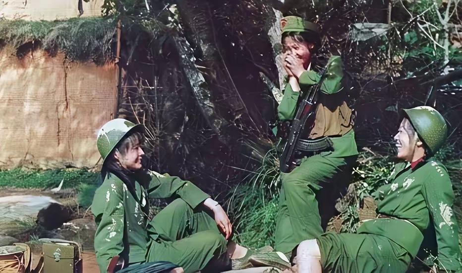 1965年，越南丛林里，20岁的女游击队员阮林清被美军注射了一种奇怪的药。她以为