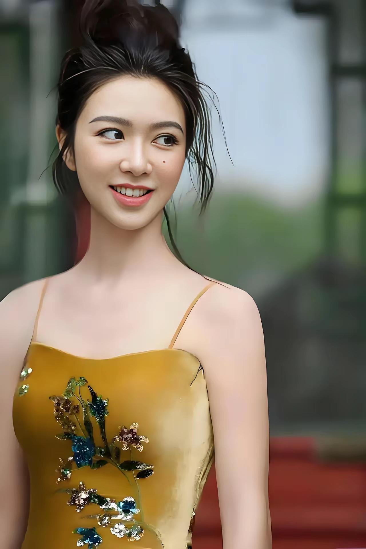 她是那位大明星。