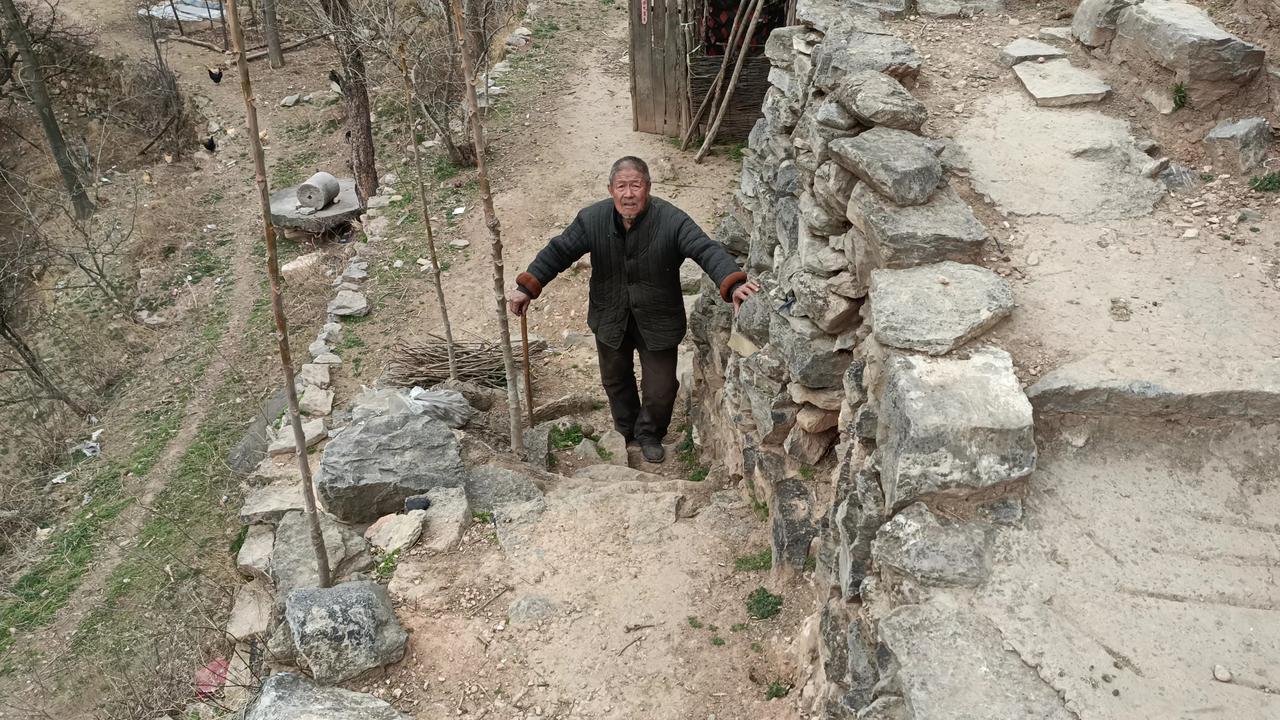 踏入村子，漫山遍野的窑洞古院触目皆是，仿佛置身于100多年前的时空回廊里。
询问