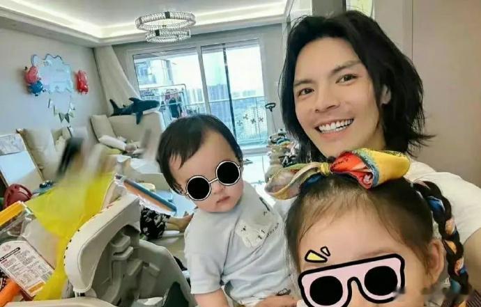 向佐每次发自拍，家里都挺乱的。。。 不太理解 有钱人家里都这么乱吗？ 