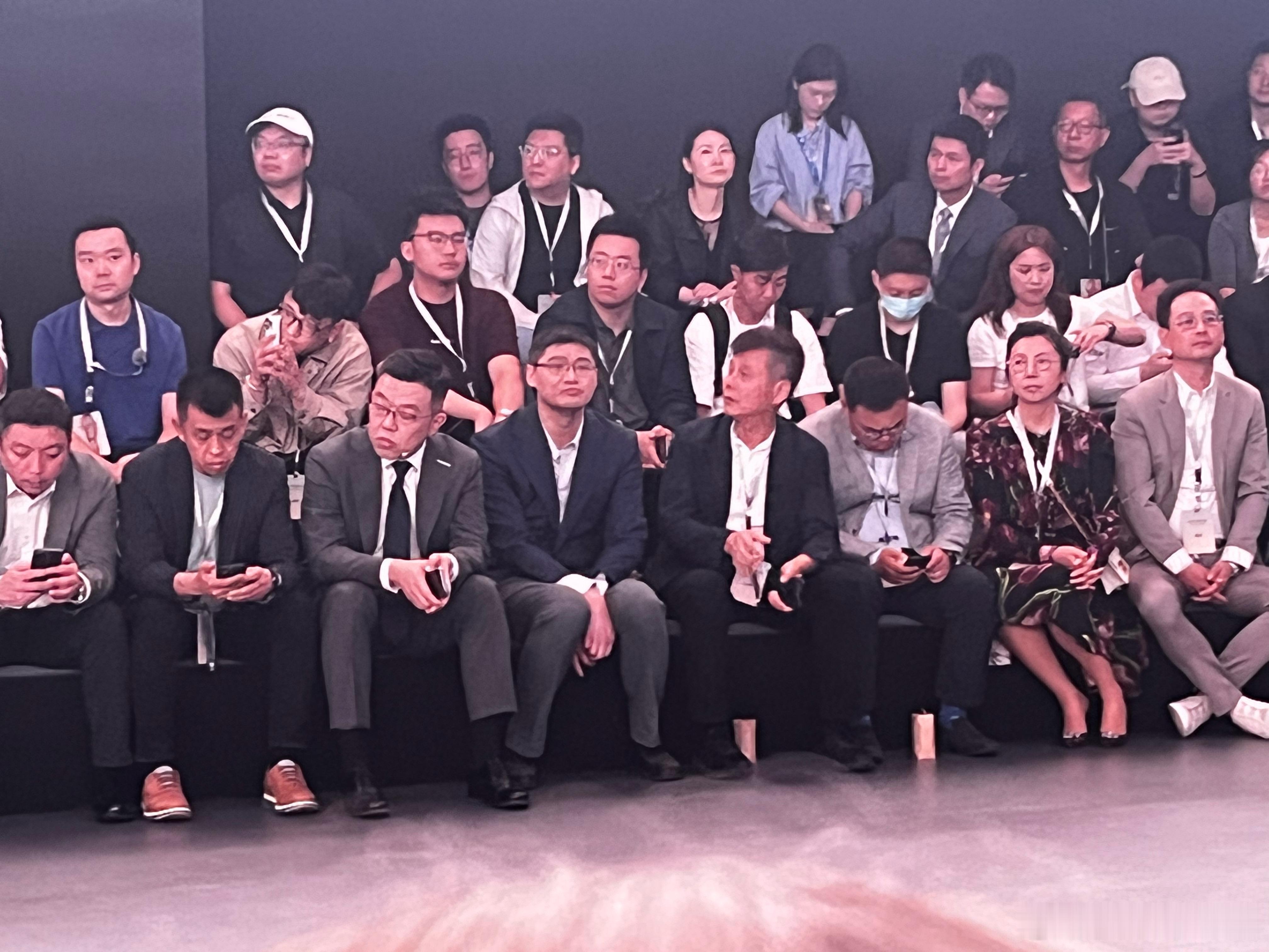 法外狂徒罗翔老师，听发布会像个乖宝宝。哈哈 ​​​