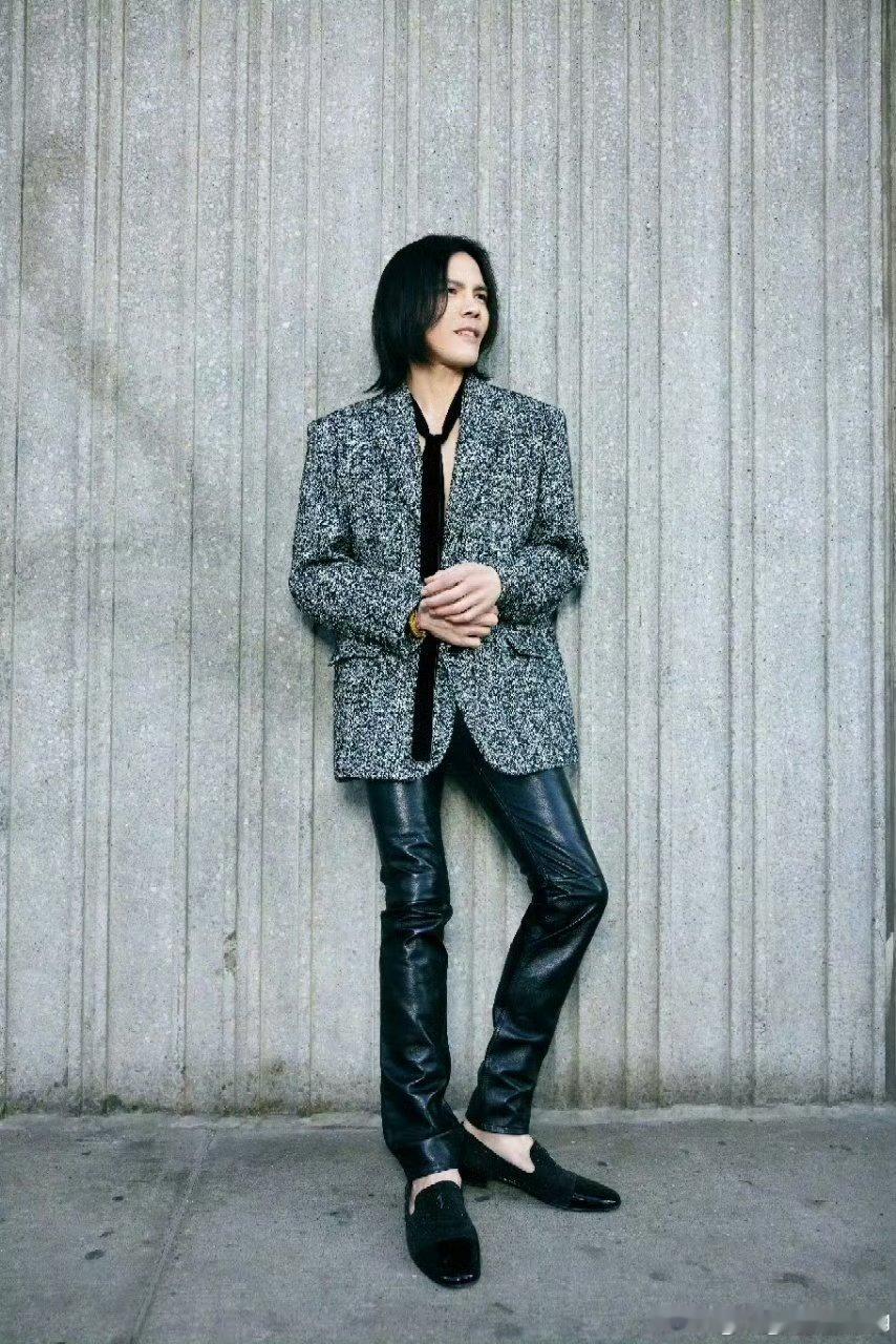 向佐回应被向华强蹭流量 舆论有时像面哈哈镜，会扭曲最本真的模样。向华强探班向佐，