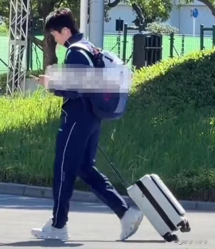 9.21上训王队。今天下午王队上训怎么一个人呢？其他队友和教练去哪里呢？也不拍这