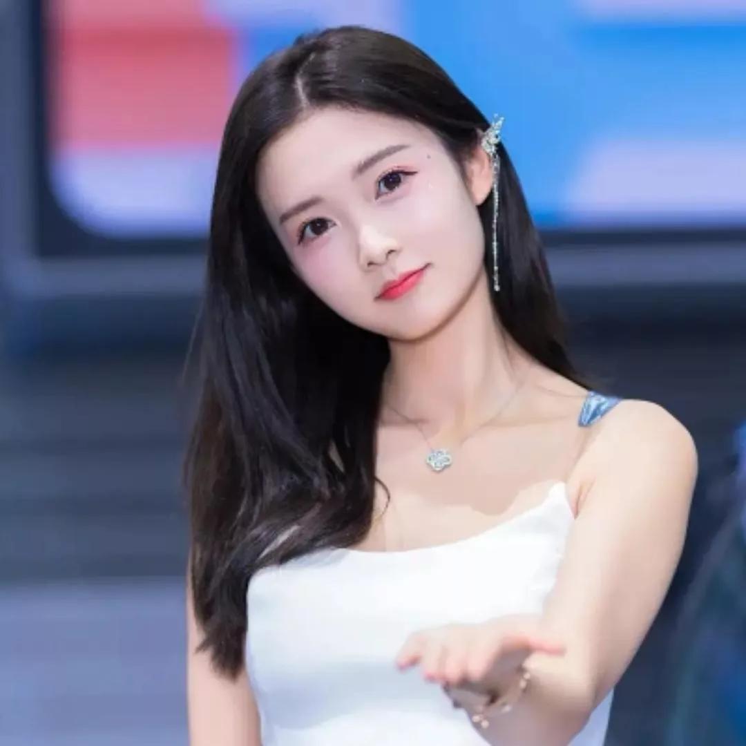 优雅仙女，白裙飘飘，美若天仙