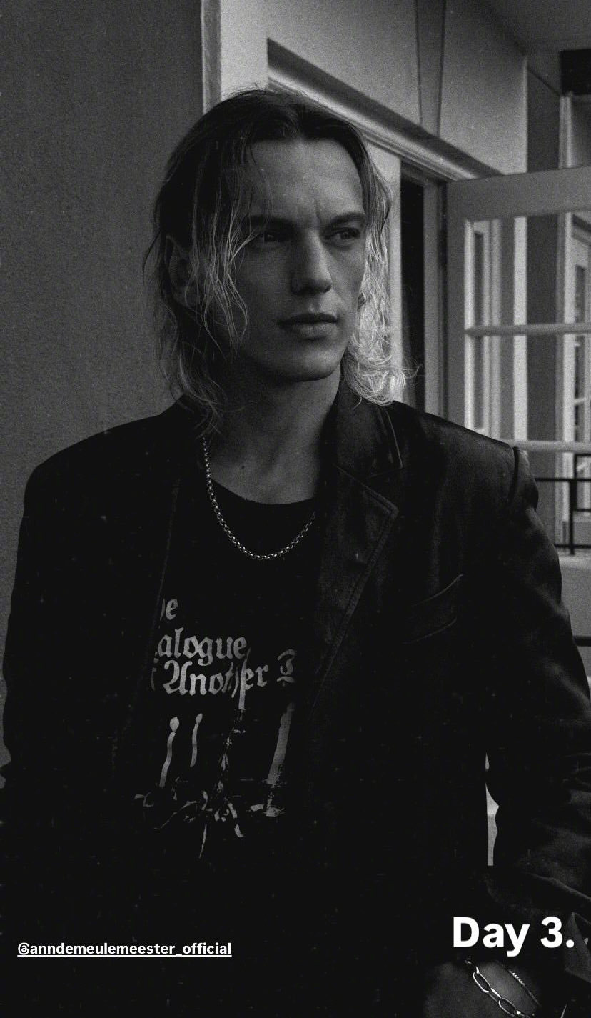 杰米·坎贝尔·鲍尔 在ins分享了他在怪奇物语5首映礼及采访活动的造型幕后[羞嗒