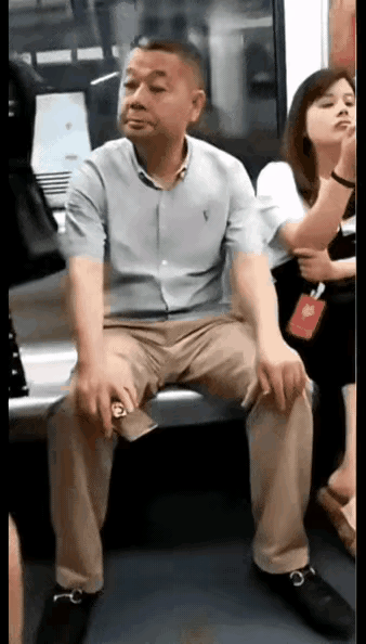 这个人是火了，
不知道他的亲戚朋友会不会愿意借他这个光？
网友评论：
窥视妇女隐