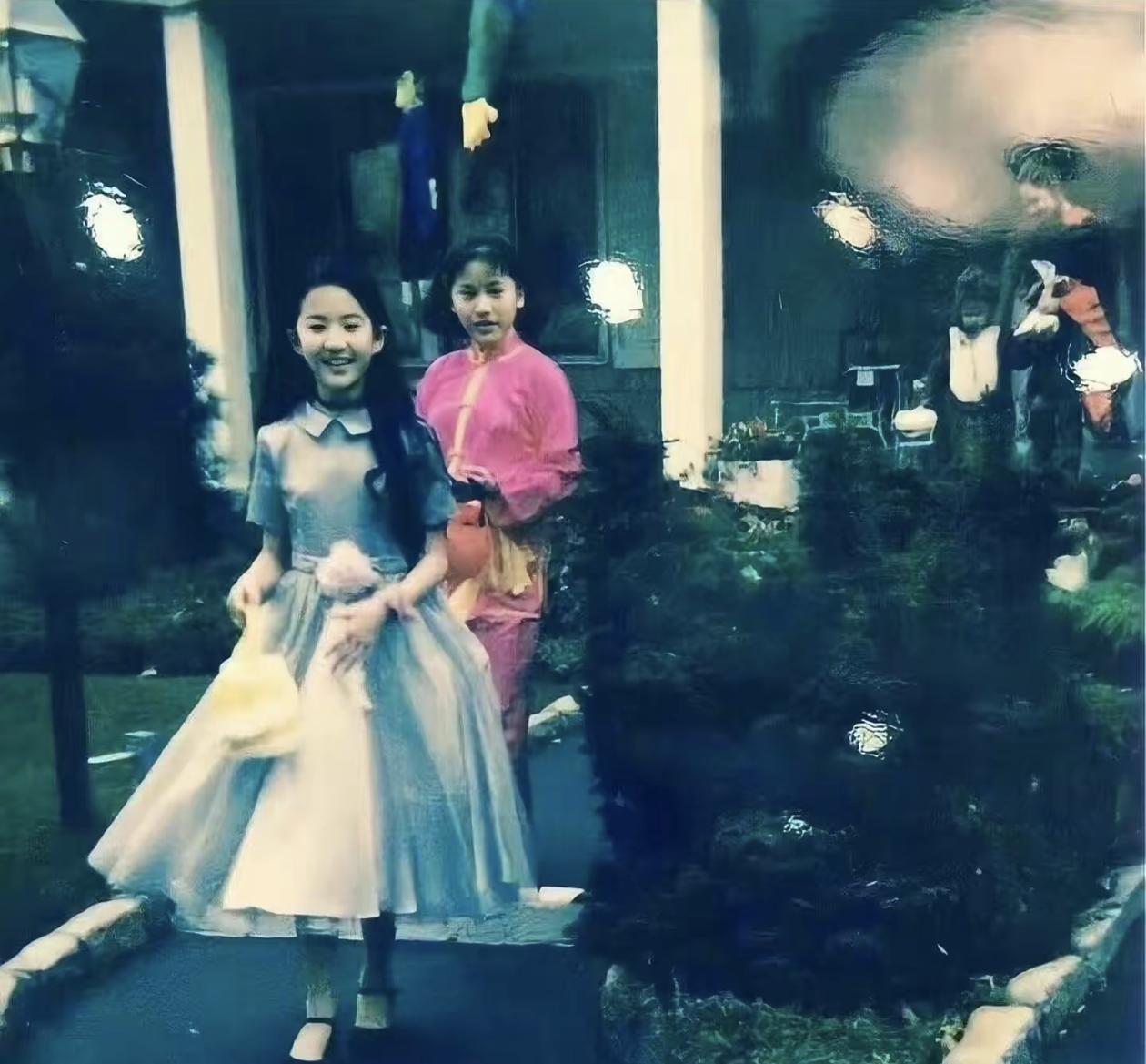 90年代，刘亦菲在美国过万圣节时的场景。一身漂亮公主裙，身后跟着保姆，从小五官就