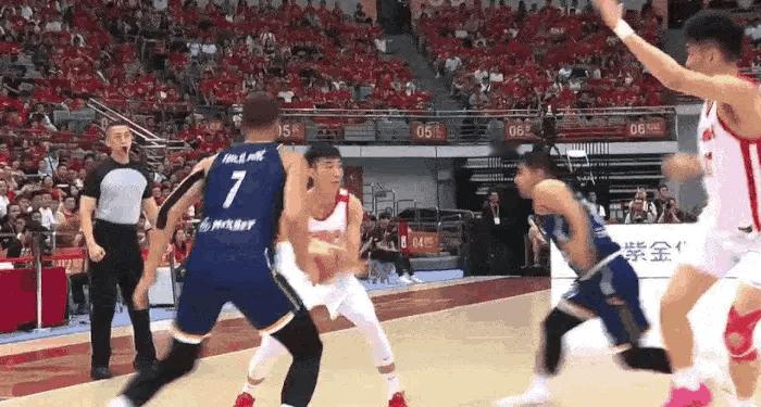 廖三宁传得漂亮，余嘉豪扣得强硬。今天中国男篮开局打得还可以的。中国男篮vs波黑男