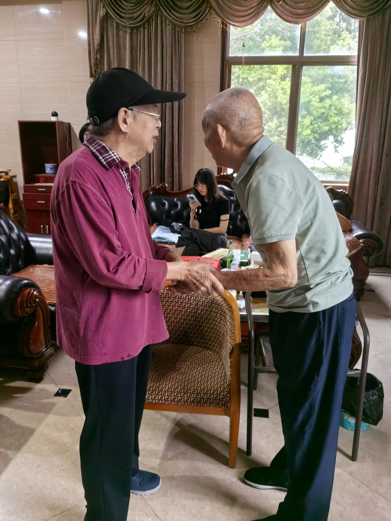 父亲是家中最小的孩子，上面一共有七个伯父。
七个伯父为了生计，都早早的外出谋生。
