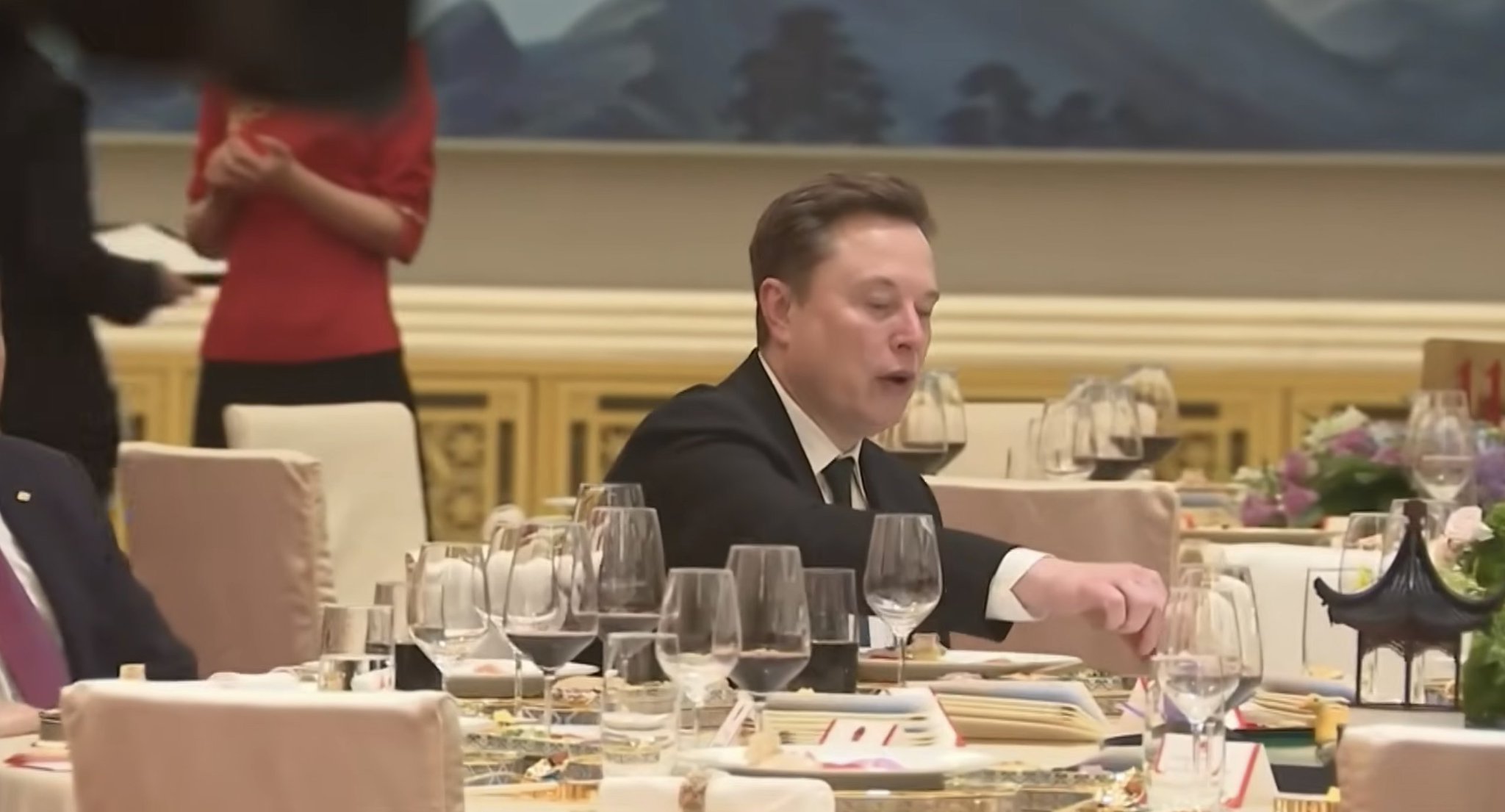 特朗普访华欢迎宴会 国宴开始前，马斯克估计是饿了，偷偷的用手夹了点桌上的菜吃起来