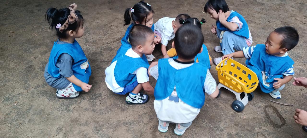 中午出来散步，偶遇一幼儿园小朋友正在小公园做游戏，他们拿树枝当画笔，用大地做画纸