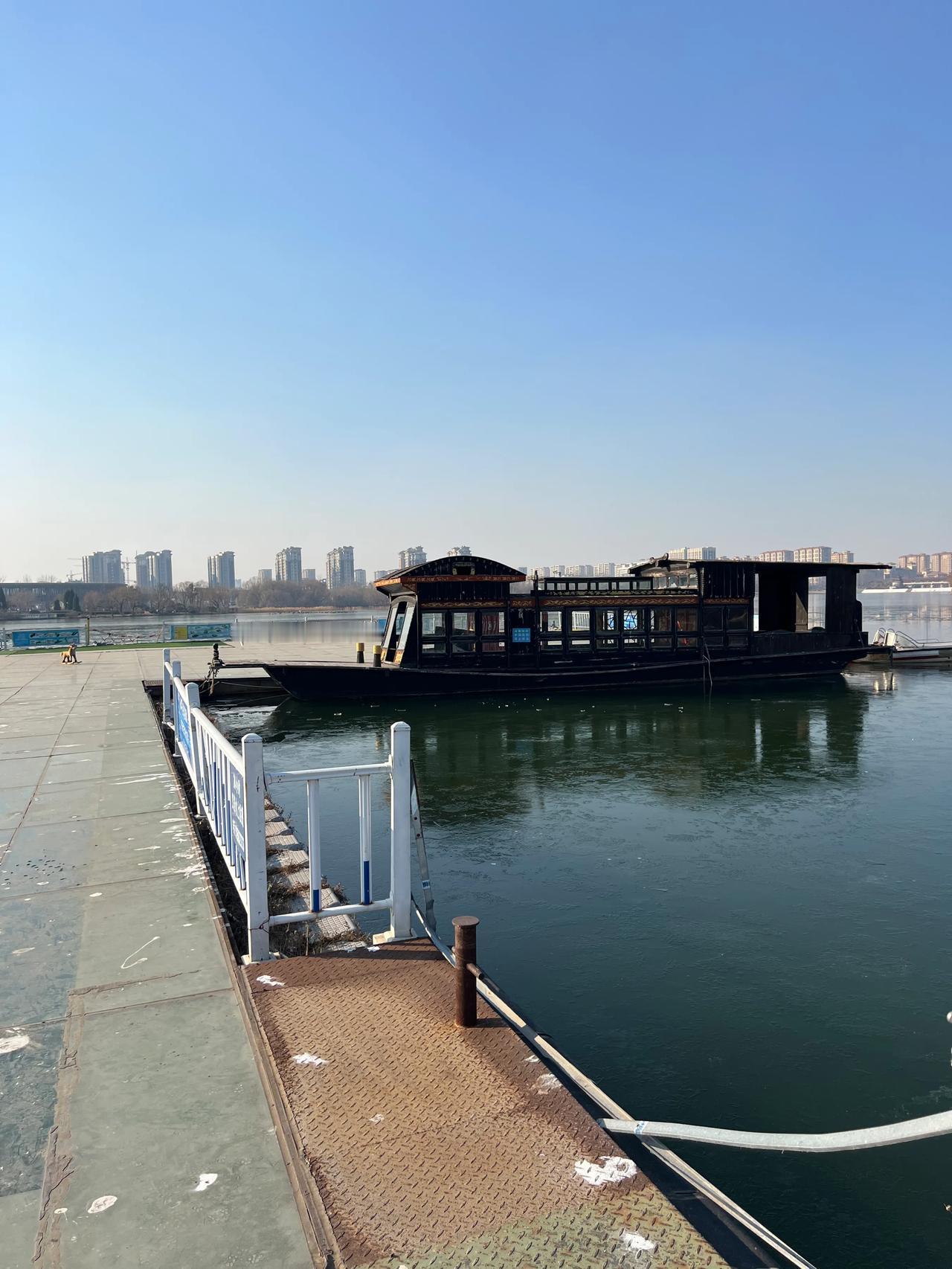 今日阳光灿烂
-3/10度
易洗车
可游玩
冰封的水面
开始解冻