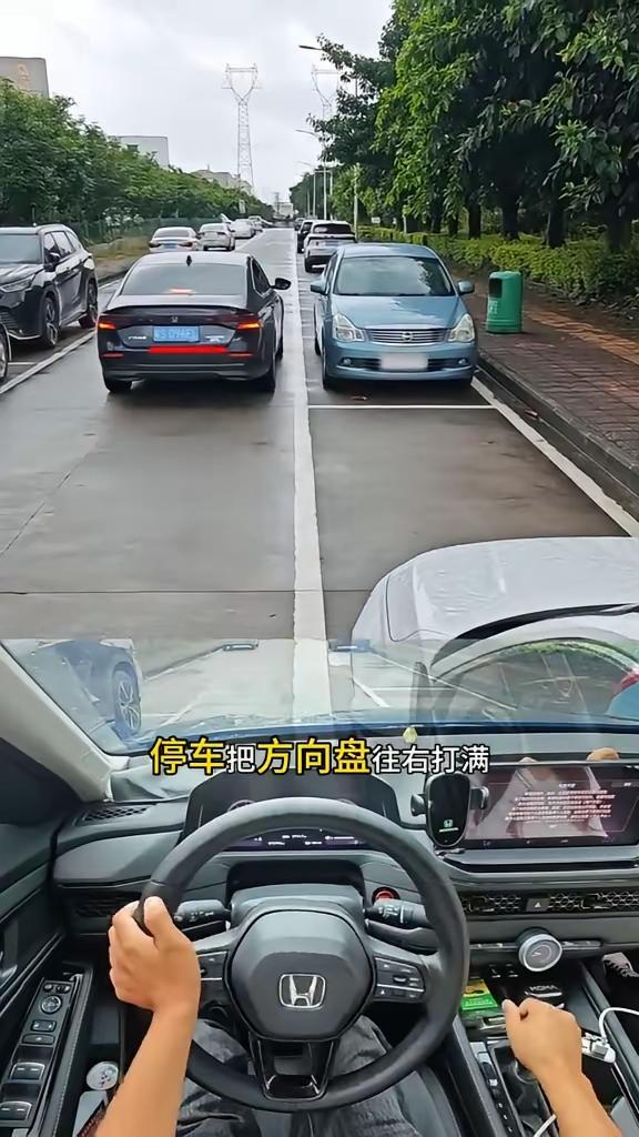 教给大家我的简易版侧方停车方法

看到一个视频，教给大家侧方停车的方法。如截屏所