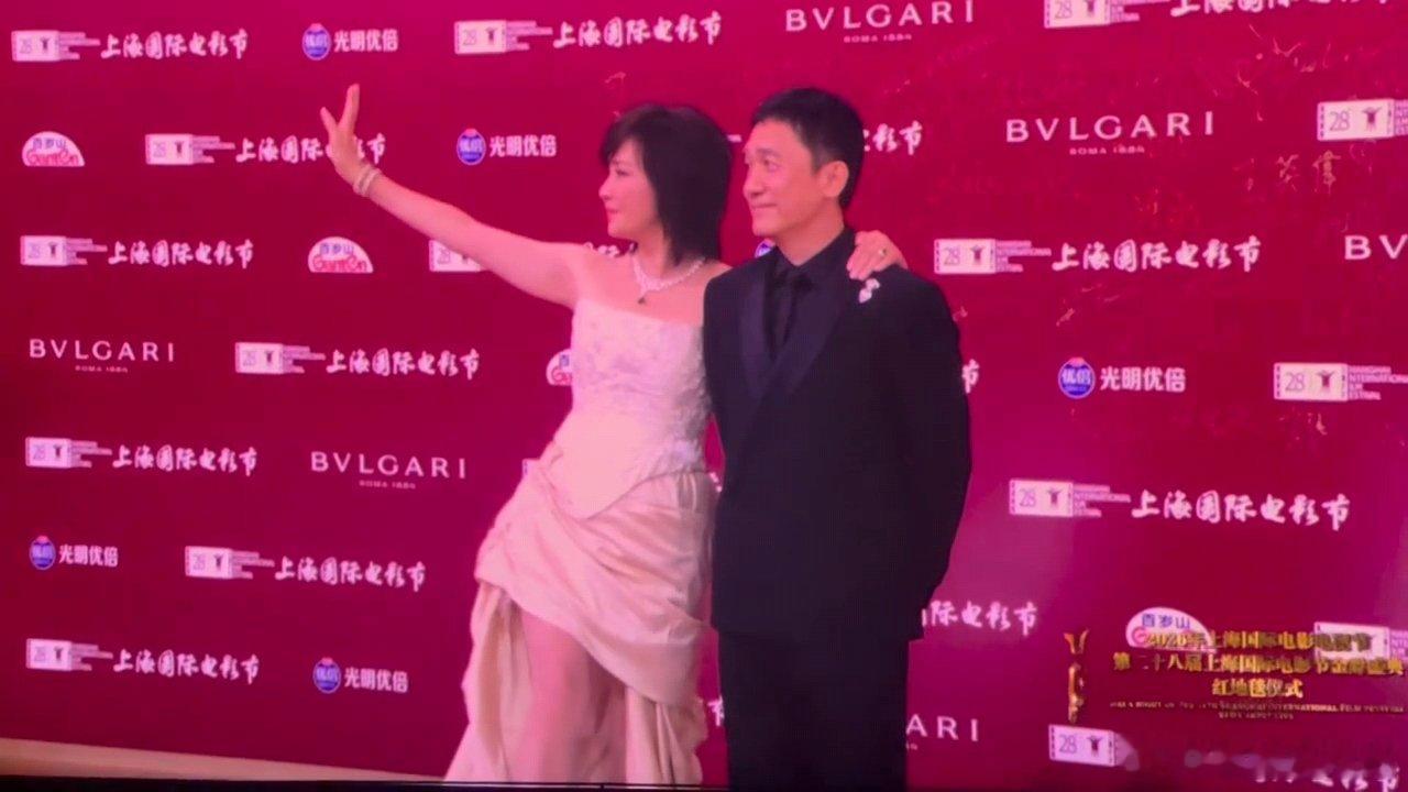 梁朝伟刘嘉玲这段笑点太密集了哈哈哈哈哈哈哈哈是真的笑点一个接一个，现场笑声笑死了