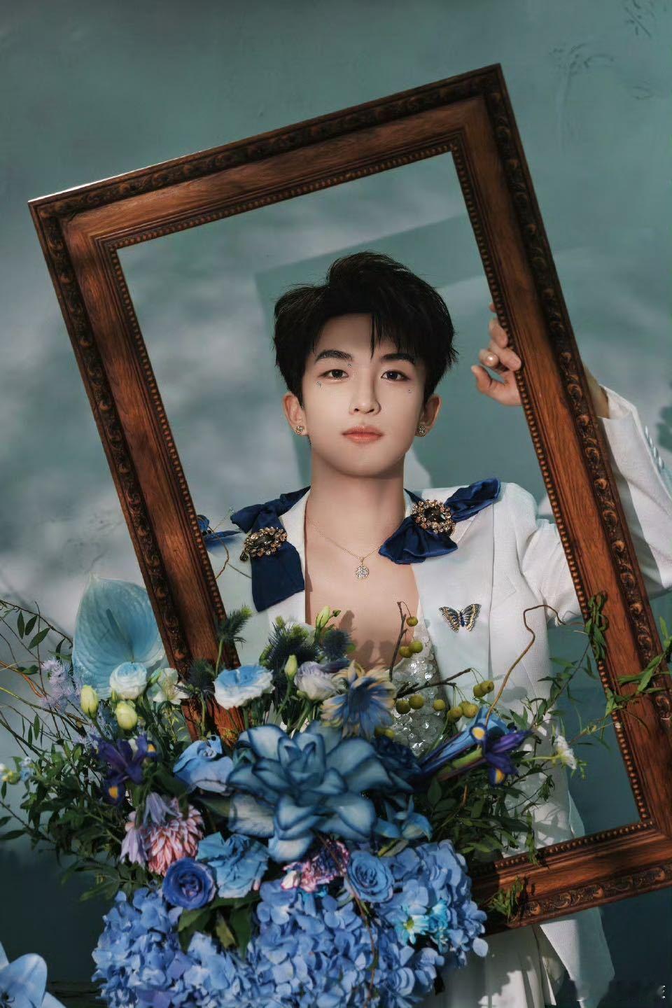 黄子弘凡高定上落了蝴蝶不是说他像精灵，是他本身就是——从衣服到人，全是高定气场！